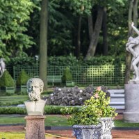 Двуликий Янус в окружении других мраморных статуй Летнего сада отдыхает от нашествия посетителей :: Стальбаум Юрий 