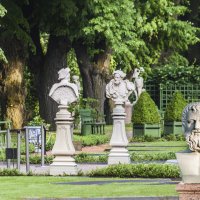 Спор скульптурных персонажей в Летнем саду в отсутствие посетителей :: Стальбаум Юрий 
