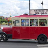 Ретро-автобус ЗИС-8 на Суворовской площади :: Валерий Новиков
