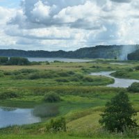 Вид с Савкиной горки на реку Сороть и озеро Кучане :: Лидия Бусурина