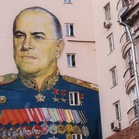 Почти самый большой портрет маршала Жукова на Арбате :: Татьяна Помогалова