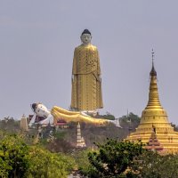 Гигантская статуя Будды (31 этаж). И прилегший Будда :: Олег Ы