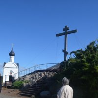 Поклонный крест и писатель Александр Проханов, Изборск, 3 сентября 2022 года :: Владимир Павлов