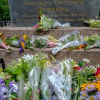 У могилы Пушкина всегда много свежих цветов :: Георгий А