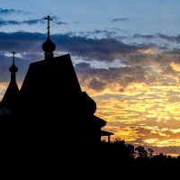Деревянная церковь на фоне заката :: Георгий А