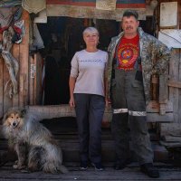 Русские хиппи и коллекционеры всего - Михалыч с женой и собакой :: Валерий Михмель 