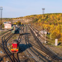 Станция Ухта, осень в Коми. Неэлектрифицированная часть Северной ж/д. :: Николай Зиновьев