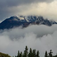 Куда ни посмотри, виднелись скрытые в утреннем тумане вершины гор. :: Владимир Кириченко