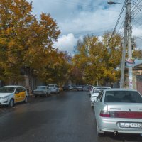 Осень в старом  районе  Симферополя :: Валентин Семчишин