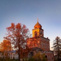 Вечер у монастырского храма :: Сергей Кочнев