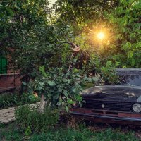 Солнце над старым автомобилем :: Константин Бобинский