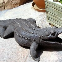 Такой красавчик крокодил встречает посетителей на входе в парк. :: Валерий Новиков