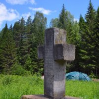 Демидовский крест и стоянка туристов :: Александр Рыжов