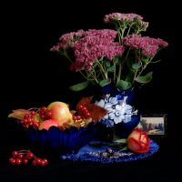 Осенние цветы в синей вазе :: Александр 