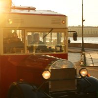 Ретро автобус в лучах солнца (Питер, Дворцовая набережная) :: Юлия Фотолюбитель