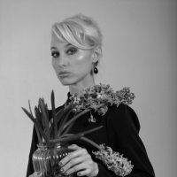 Дама с цветами :: Андрей Бажинов