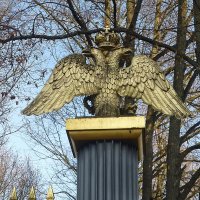 Входные ворота с золотыми двуглавыми орлами :: Лидия Бусурина