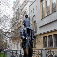 Памятник  певцу абсурда Францу Кафке в Праге :: Ольга Довженко