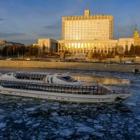 Мини ледокол по Москва реке перед Белым Домом :: Георгий А