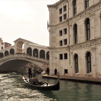 Венеция Италия на гондоле к мосту Ponte di Rialto :: wea *