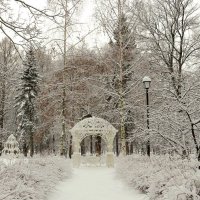 Беседка среди снега :: Андрей Снегерёв