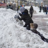 Зимние забавы городских детей(2) :: Александр Степовой 