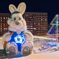 Гигантский снежный кролик в Ухте. Всегда найдут умельцы, чем удивить) :: Николай Зиновьев