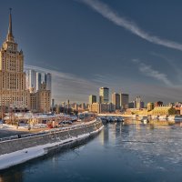 Москва-река, набережная Тараса Шевченко и гостиница "Украина" :: Игорь Иванов