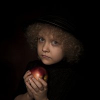 Девочка с яблоком :: Леонид Соснин