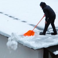 Очистка крыши от снега :: Андрей Снегерёв