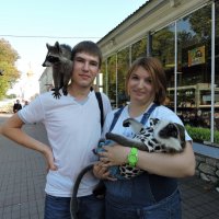 Зоопарк в Петергофе  Внучка с мужем и зверьками. :: Нина Колгатина 