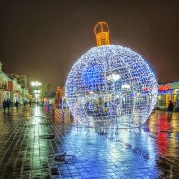 Светящийся шар в форме ёлочной игрушки в Белгороде :: Игорь Сарапулов
