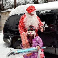- И как Дед Мороз узнал, что мне лыжи нужны? - :: Татьяна Помогалова