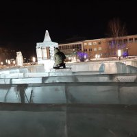 Ледяной лабиринт на площади в Североуральске :: Алевтина 