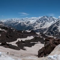 Вид с Эльбруса на Кавказский хребет. Июнь. :: Дина Евсеева