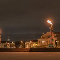 огни Ростральных колонн в честь снятия блокады :: navalon M