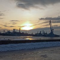Вид на корабли в Средней гавани Кронштадта :: Anna Samoilova