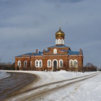 Так уж повелось, что храм на селе – самое главное место: к нему ведут все дороги.... :: Galina Leskova