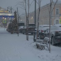 Припаркованные автомобили засыпаемые снегом перед гостиницей "Бристоль" :: Константин Бобинский