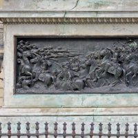 "Сцена перехода через Рейн" - барельеф скульптора Ф. Бозио на памятнике Людовику XIV :: ИРЭН@ .