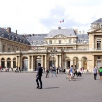 Фасад дворца Пале-Рояль , выходящий на ул. Сент-Оноре, напротив северного крыла музея Лувр. :: Валерий Новиков