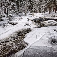 "Меж заснеженных камней"© :: Владимир Макаров