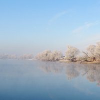 Отражение в туманной реке :: Андрей Снегерёв