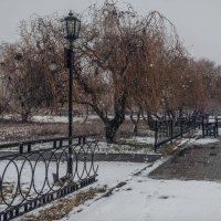 Снегопад на набережной :: Константин Бобинский