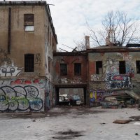 Заброшенные дворы - полигон для граффити :: Магомед .