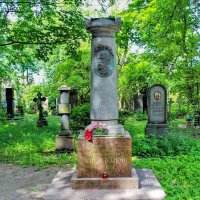 Памятник на могиле художника Кузьмы Петрова-Водкина :: Стальбаум Юрий 