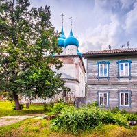 Жилой дом и собор :: Юлия Батурина