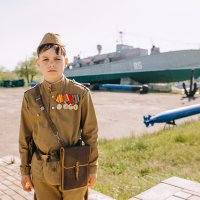 Мальчик в военной форме. Военная техника :: Евгений Николаев