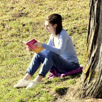 Девушка с умной книгой ...  (оказывается, ещё есть девушки, читающие бумажные книги) :: Сергей 