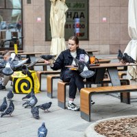 Еда и голуби - Вкусно и точка! :: Anatoly Lunov